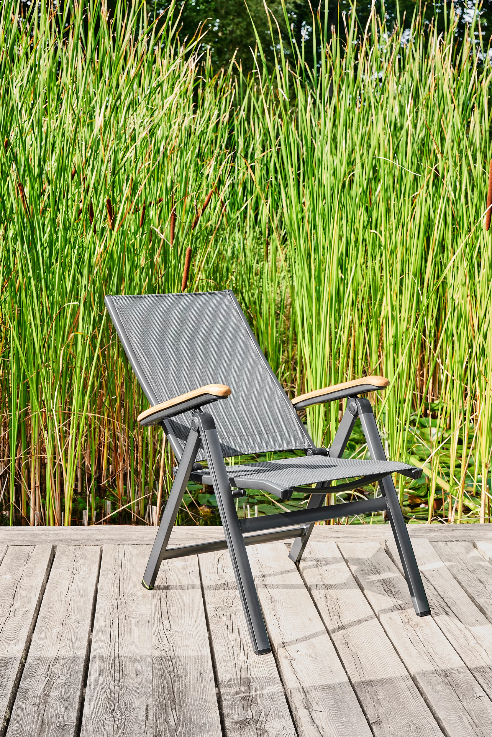 MWH Klappstuhl Reno Aluminium Mit Teak Armlehnen 6 MWH Klappstuhl Reno Aluminium Mit Teak Armlehnen – Bild 4