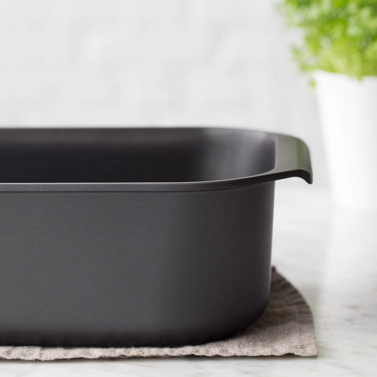 Kitchen Crew Aluguss Bräter Mit Glasdeckel 8 Kitchen Crew Aluguss Bräter Mit Glasdeckel – Bild 6