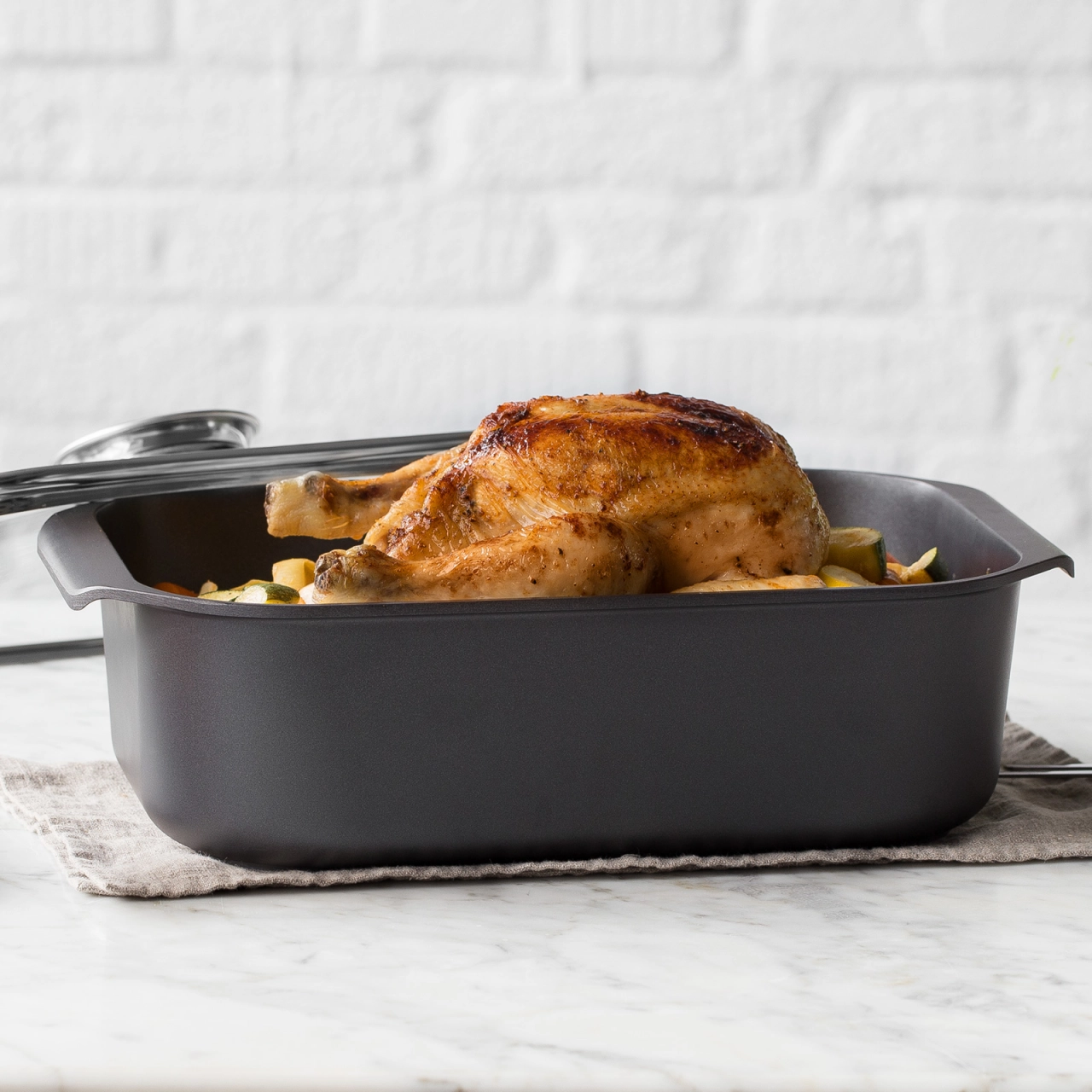 Kitchen Crew Aluguss Bräter Mit Glasdeckel 6 Kitchen Crew Aluguss Bräter Mit Glasdeckel – Bild 4