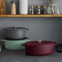Springlane Gusseisen Cocotte — Oval 33 Cm -KitchenAid Sales 943368 Springlane Gusseisen Cocotte Clara Moodfoto Gruppenbild Kuche 1600px 1280x1280