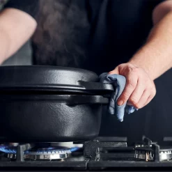 TimMälzer Tims Kombitopf-Bräter 26 Cm Mit Grilldeckel 14 TimMälzer Tims Kombitopf-Bräter 26 Cm Mit Grilldeckel -KitchenAid Sales 943440 Kombibrater Moodfoto 16 Topf klein 1600px neu 1280x1280 1