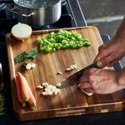 TimMälzer Tims Küchen-Profiset 8-tlg. 13 TimMälzer Tims Küchen-Profiset 8-tlg. -KitchenAid Sales 943443 TM by SPL Tims Akazienholz Schneidebrett 08 1280x1280