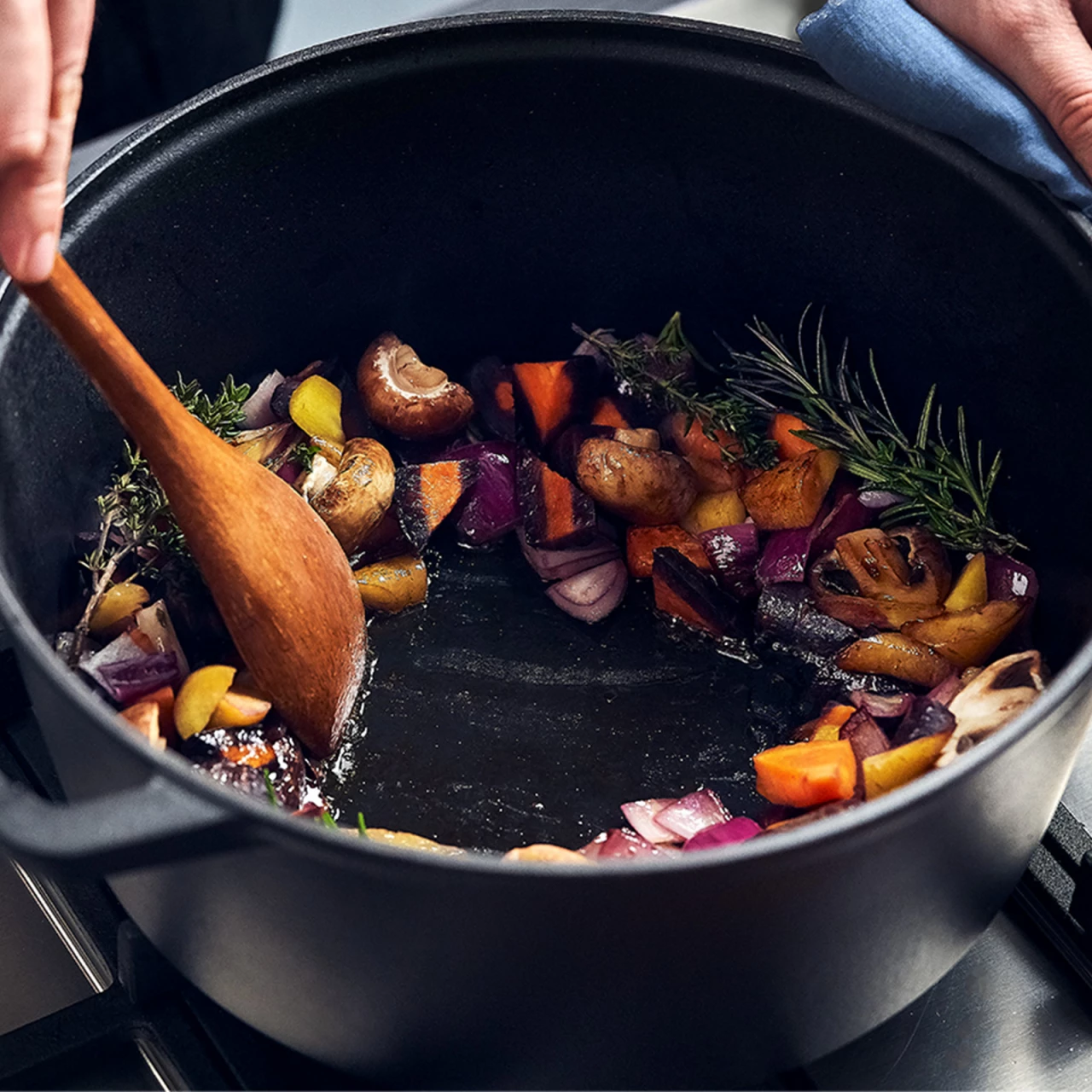 TimMälzer Tims Kombitopf-Bräter 26 Cm Mit Grilldeckel 7 TimMälzer Tims Kombitopf-Bräter 26 Cm Mit Grilldeckel – Bild 5