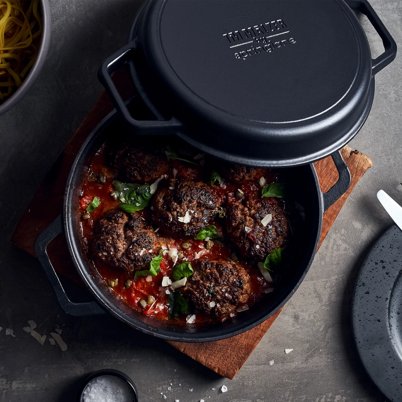 TimMälzer Tims Kombitopf-Bräter 26 Cm Mit Grilldeckel 6 TimMälzer Tims Kombitopf-Bräter 26 Cm Mit Grilldeckel – Bild 4