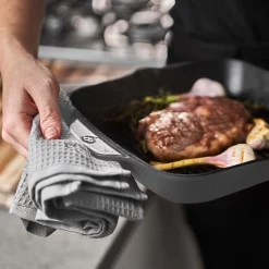 Springlane Gusseisen Grillpfanne -KitchenAid Sales 944335 Springlane Gusseisen Bratpfanne Grau Moodfoto Gegengriff 1600px 1600px 1280x1280