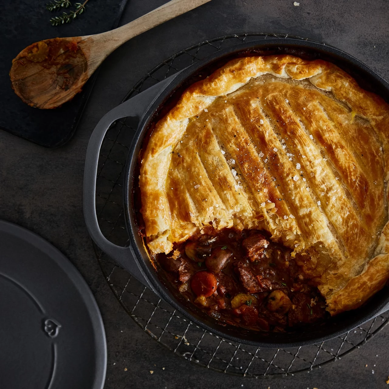 Springlane Gusseisen Cocotte — Rund 28 Cm 8 Springlane Gusseisen Cocotte — Rund 28 Cm – Bild 6