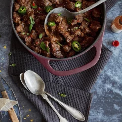 Springlane Gusseisen Cocotte — Rund 28 Cm -KitchenAid Sales Springlane Cocotte rund rot Chili con Carne 1600px 1280x1280